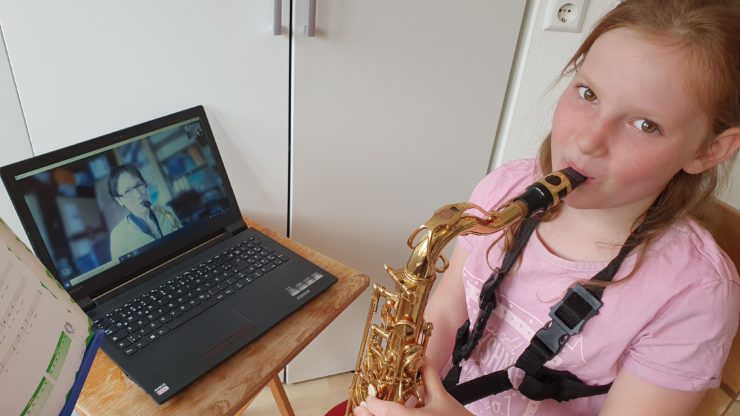 Elena mit Ihrer Bläserklassen- Lehrerin Frau Nielitz beim Skype Unterricht